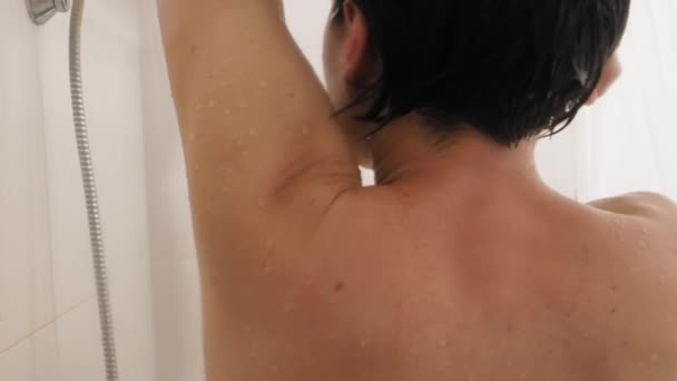 Woman shaves her armpits with a razor. Slow motion video in bathroom. Close up video of wet skin. — Stock Video