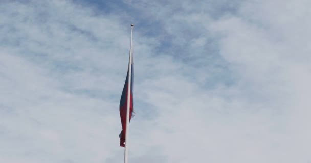 Drapeau russe agitant sur fond bleu ciel nuageux. Sotchi, Russie . — Video