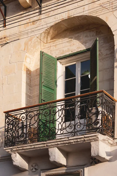 Eski Moda Balkon Malta Haçı Metal Korkulukların Altında Çiçeklerle Süslenmiş — Stok fotoğraf