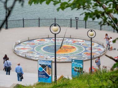 Svetlogorsk, Rusya - 21 Temmuz 2019. Mozaik güneş saati yakınlarındaki turistler, Svetlogorsk 'un deniz setinin sanat simgesi Nikolay Frolov' un Zodiak 'ı..