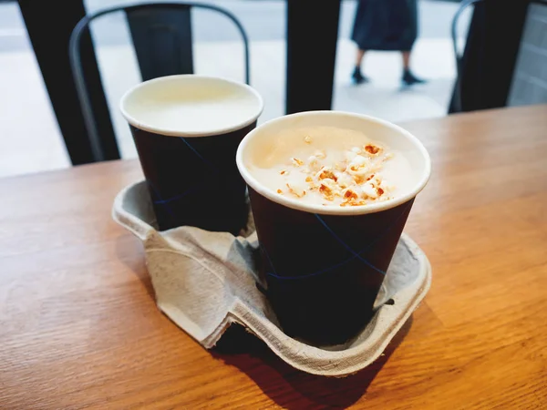 Dua Cangkir Kertas Dengan Kopi Lezat Meja Kayu Kafe Minuman — Stok Foto