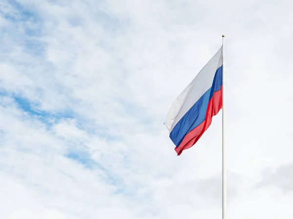 Bandeira Nacional Russa Acenando Sobre Fundo Céu Azul Nublado — Fotografia de Stock