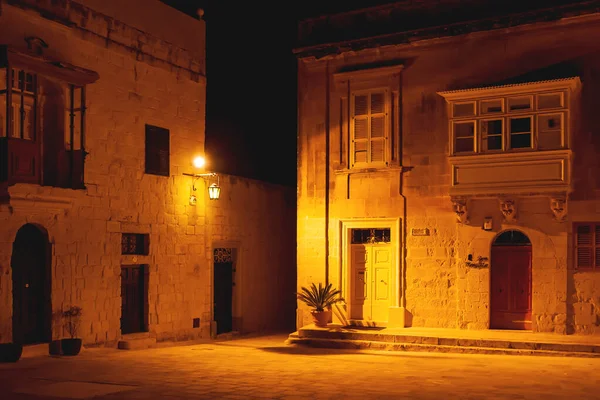 Mdina Kivilágított Utcái Málta Ősi Fővárosa Éjszakai Kilátás Épületek Faldekorációk — Stock Fotó