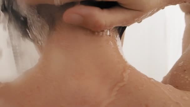 Γυμνή γυναίκα κάνει ντους. Η γυναίκα λούζει τα κοντά μαλλιά της με σαμπουάν. Αργή κίνηση βίντεο στο λευκό μπάνιο. — Αρχείο Βίντεο