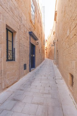 Mdina 'nın dar sokakları, Malta' nın eski başkenti. Eski moda kapıları ve balkonları olan taş binalar..