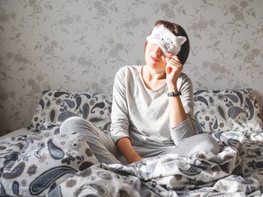 Koruyucu maskeli genç çift mutfaktaki alışverişleri hallediyor. El işi kağıdından yapılmış poşetlerdeki ürünler. Coronavirus COVID19 nedeniyle karantina koşullarında yiyecek teslimatı.