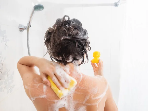 Mulher Nua Com Cabelo Curto Toma Banho Mulher Lava Cabelo — Fotografia de Stock