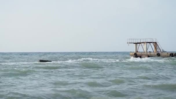 Seelandschaft bei gutem Wetter. Blick vom Strand auf die alte rostige Seebrücke. Sotschi, Russland. — Stockvideo