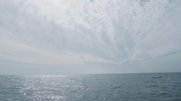 Tengerpart jó időben. Kilátás a tengerre a mozgó hajóról. Szocsi, Oroszország. — Stock videók