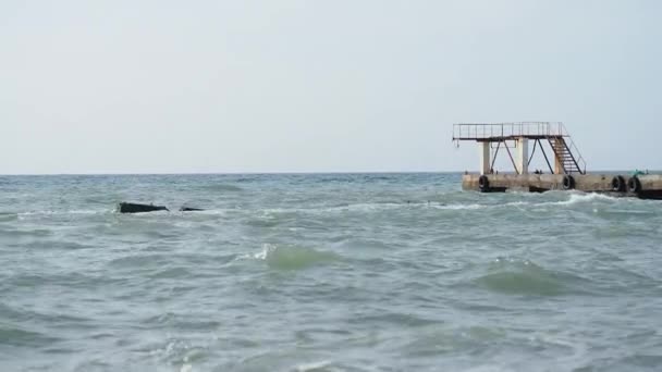 Paisaje marino con buen tiempo. Vista del viejo muelle oxidado desde la playa. Sochi, Rusia . — Vídeos de Stock