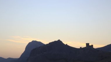 Sudak kasabasındaki antik Ceneviz kalesi. Gün batımında panorama manzarası. Kırım.