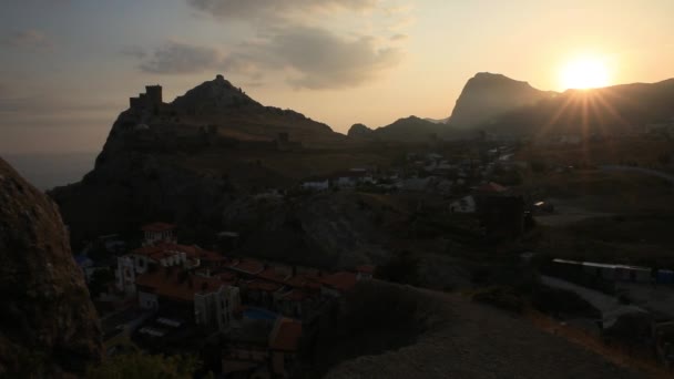 Ancienne forteresse génoise à Sudak. Vue panoramique au coucher du soleil. Crimée.