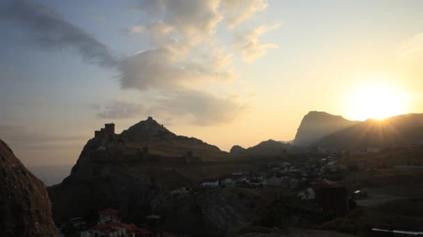 Antiga fortaleza genovesa na cidade de Sudak. Vista panorâmica ao pôr-do-sol. República da Crimeia . — Vídeo de Stock