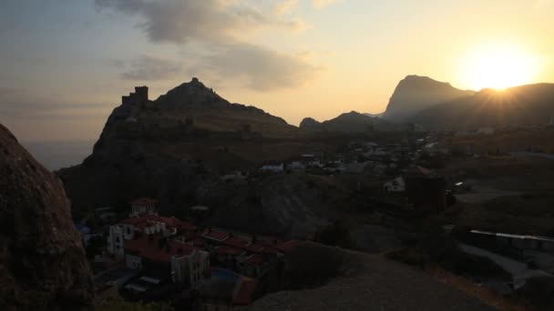 Sudak kasabasındaki antik Ceneviz kalesi. Gün batımında panorama manzarası. Kırım. — Stok video