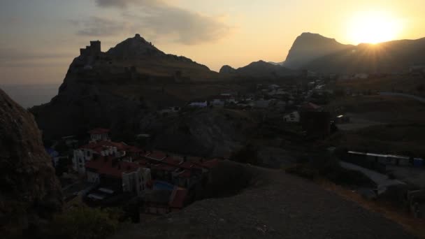 Forntida Genoese fästning i Sudak stad. Panorama utsikt vid solnedgången. Krim. — Stockvideo