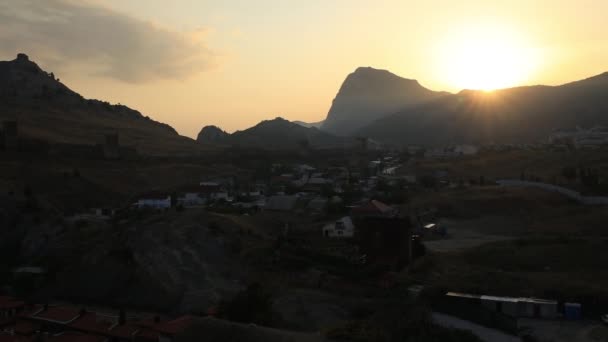 Oude Genuese vesting in Sudak stad. Panoramisch uitzicht bij zonsondergang. Krim. — Stockvideo