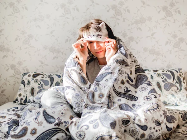 Молодая Женщина Серой Пижаме Маске Форме Милого Спящего Кошачьего Лица — стоковое фото
