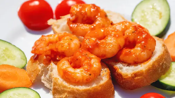 Mediterrane Küche Frisch Gekochte Garnelen Auf Brot Mit Gemüse Meeresfrüchte — Stockfoto