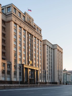 Rusya Devlet Duma Binası (yazılı - Devlet Parlamentosu). Terk edilmiş Okhotny Ryad Caddesi. Moskova, Rusya.