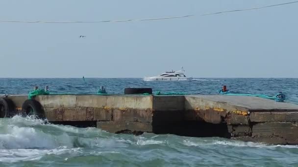 Морской пейзаж в хорошую погоду. Вид на движущуюся моторную лодку с пляжа. Сочи, Россия . — стоковое видео