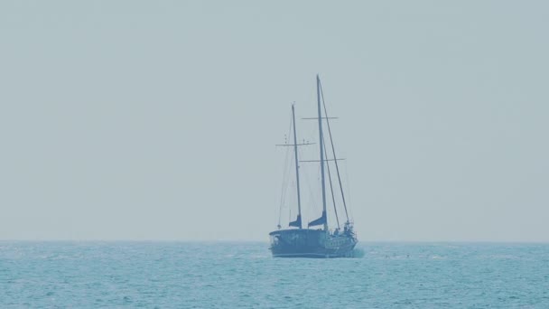 Touristisches Boot, das aussieht wie ein Piratensegelschiff, schaukelt sich durch die Wellen. Sotschi, Russland. — Stockvideo