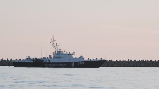 SOCHI, RÚSSIA - 15 de março de 2020. Navio da Guarda Costeira entra no porto marítimo de Sochi . — Vídeo de Stock