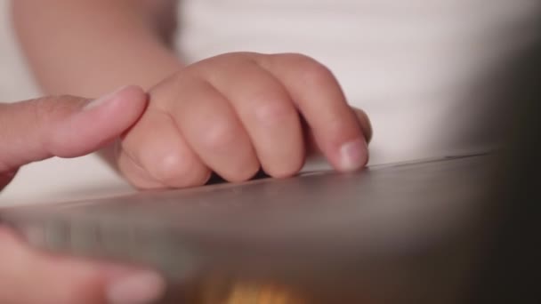 Mère et son tout-petit s'assoient ensemble sur une chaise avec un ordinateur portable. La femme essaie de travailler à distance, mais le gamin demande un jeu ou des dessins animés. Mise en quarantaine à cause du coronavirus COVID-19. V-logL 10 bits — Video