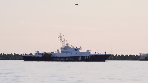 SOCHI, RUSSIA - 15 marca 2020 r. Statek straży przybrzeżnej wchodzi do portu morskiego Soczi.. — Wideo stockowe
