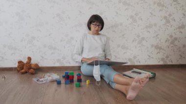 Coronavirus COVID19 yüzünden anne ve oğlu evde karantina altında. Annem oyuncaklarla uzaktan yakından ilgilenir. Evde yalnızlık.