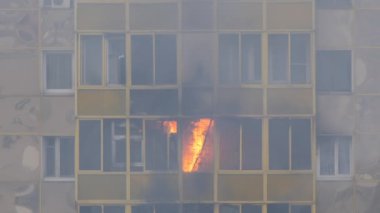 Konut binasında yangın. Alevler balkon penceresinden dışarı fırladı. Yavaş çekim.
