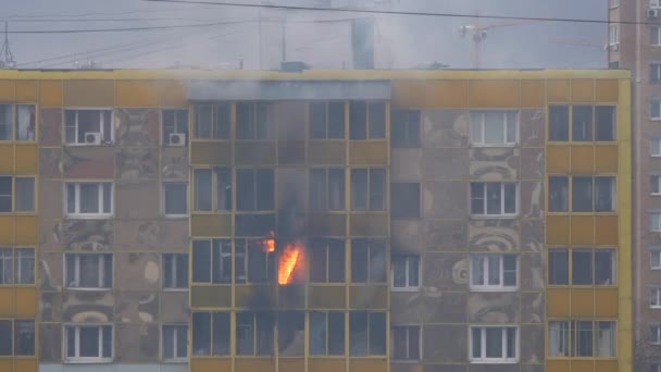 ODINTSOVO, RUSSIA - 25 квітня 2020. Пожежа в житловому будинку. Полум'я спалахнуло через вікно балкона. Жінка намагається загасити полум'я водою.. — стокове відео