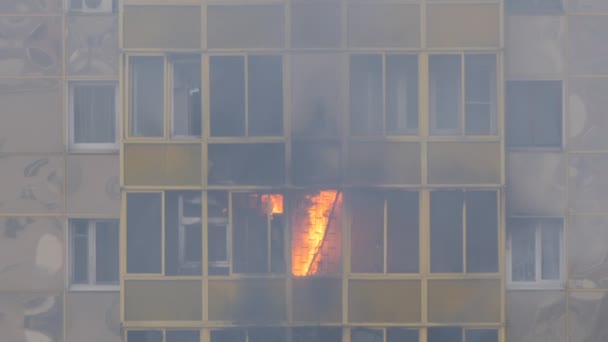 Incendio en un edificio residencial. Las llamas estallaron a través de la ventana del balcón. Movimiento lento . — Vídeos de Stock