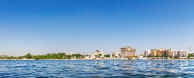 Nil nehrinin kıyısında yapım aşamasındaki otellerin panorama manzarası. Mısır 'ın Kahire kentinde turizm sektörü için yeni binaların inşaat alanları.