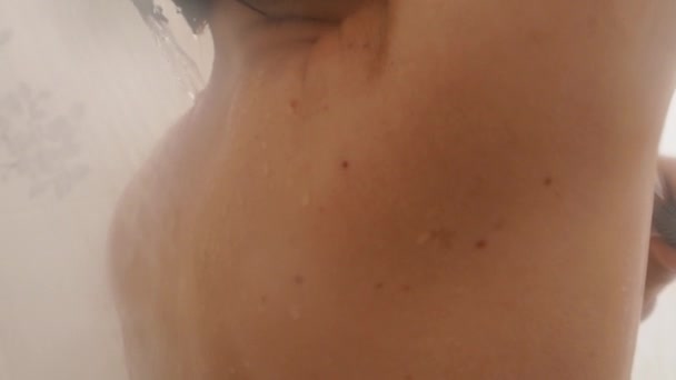 Woman shaves her armpits with a razor. Slow motion video in bathroom. Close up video of wet skin. — 图库视频影像