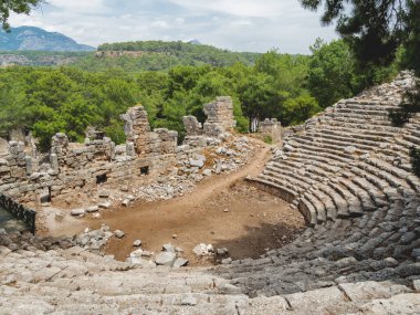 Antik Phaselis şehrinin amfitiyatro kalıntıları. Antalya 'nın Kemer ilçesinde ünlü mimari simgesi üzerine panorama manzarası. Türkiye.