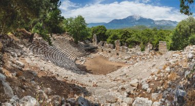 Antik Phaselis şehrinin amfitiyatro kalıntıları. Antalya 'nın Kemer ilçesinde ünlü mimari simgesi üzerine panorama manzarası.