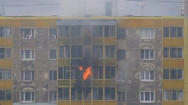 ODINTSOVO, RUSSIA - 25 Nisan 2020. Konut binasında yangın. Alevler balkon penceresinden dışarı fırladı.