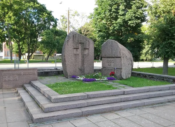 Monument voor slachtoffers van politieke repressie in Narva treinstation, Estland — Stockfoto