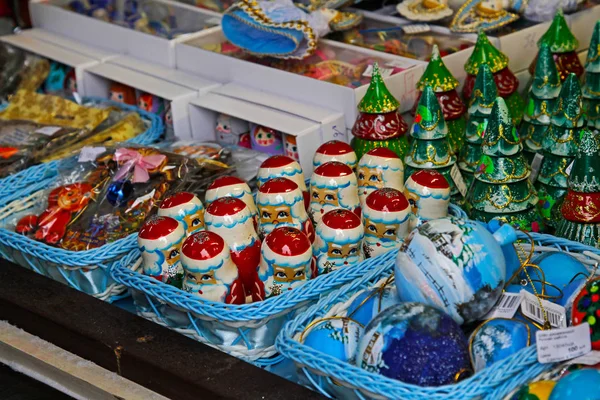 Vitrine op verkoop van Kerstmis-Nieuwjaar souvenir producten — Stockfoto