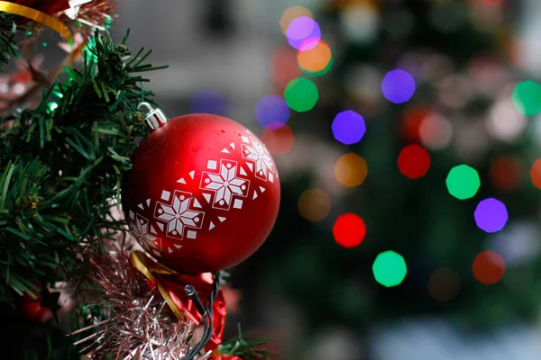 クリスマス ツリー上で赤いボール — ストック写真