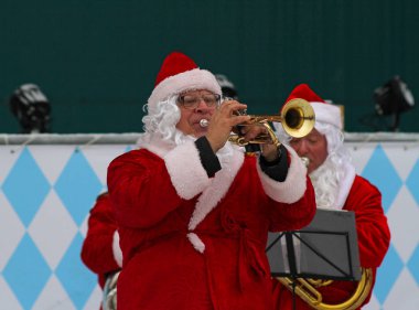 Noel Baba grup Park Gorkogo Moskova'da Noel şarkıları gerçekleştirir.