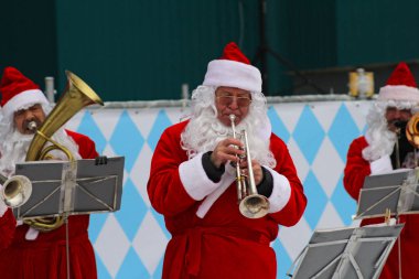 Noel Baba grup Park Gorkogo Moskova'da Noel şarkıları gerçekleştirir.