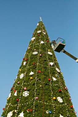 Bir işçi Volgograd bir Noel ağacı süsle