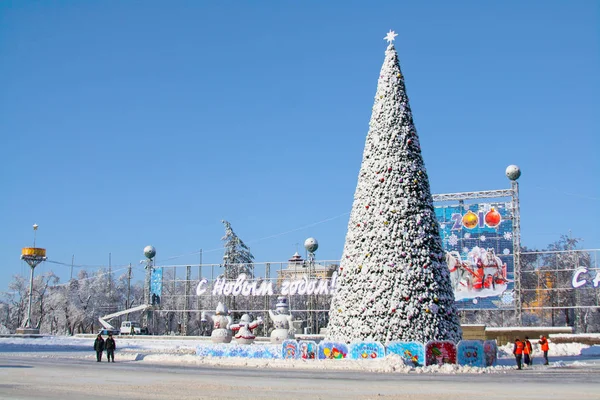 Árbol de Navidad nevado en el Pavshih Borcov de Ploshhad (la Plaza de los Combatientes Caídos) en Volgogrado — Foto de Stock