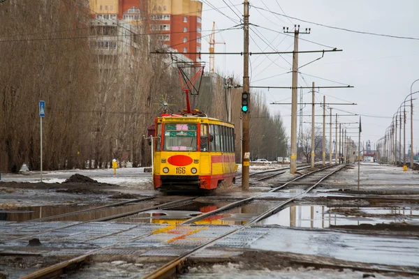 Oude Sovjet-Unie tram model Ktm - 5m 3 (71-605) in Volzhskij. — Stockfoto