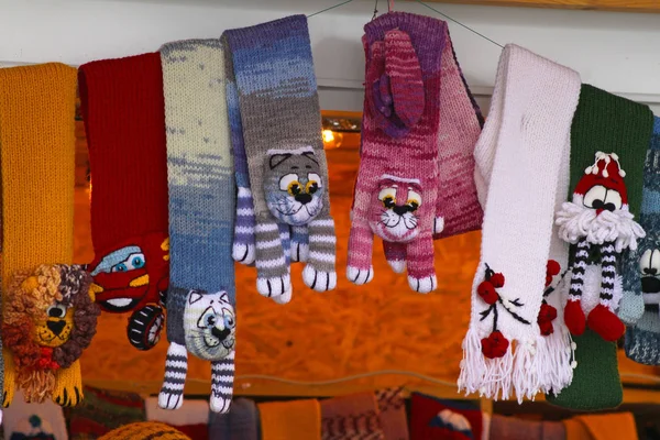 Тепло барвисті рукавиці і шарфи в одному з кіосків на Різдвяний ринок у парку Горького — стокове фото