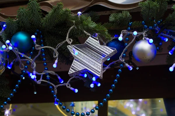 Weihnachtsspielzeug (Sterne, Girlanden, Lichter, Kugeln und Baumzweige)) — Stockfoto