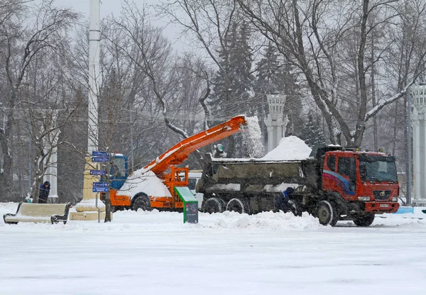 Les travailleurs nettoient de la neige de la route à VDNKh à Moscou — Photo