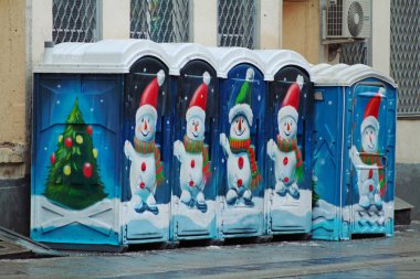 Moskova'da sokakta genel Portatif tuvaletler. Kardan adam ve Noel ağacına genel tuvaletler sokak sanatı grafiti