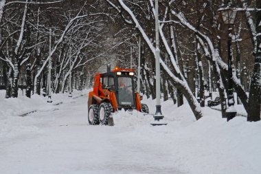 Moskova Tverskoy Bulvarı'nda yol kar kar temizleme aracı temizler